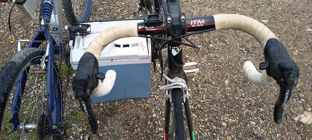 Bicicleta cursieră din carbon