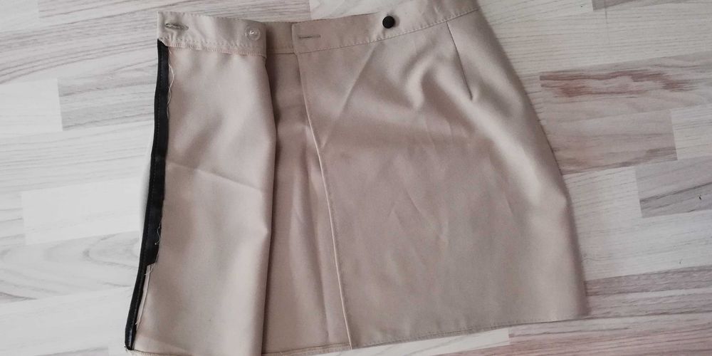 Fusta mini bej și negru