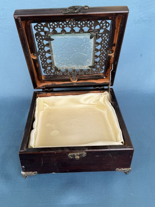 Стара дървена кутия за бижута