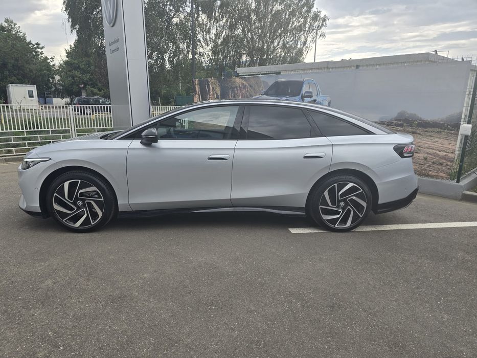 Inchiriem Volkswagen ID.7- Nistour.ro