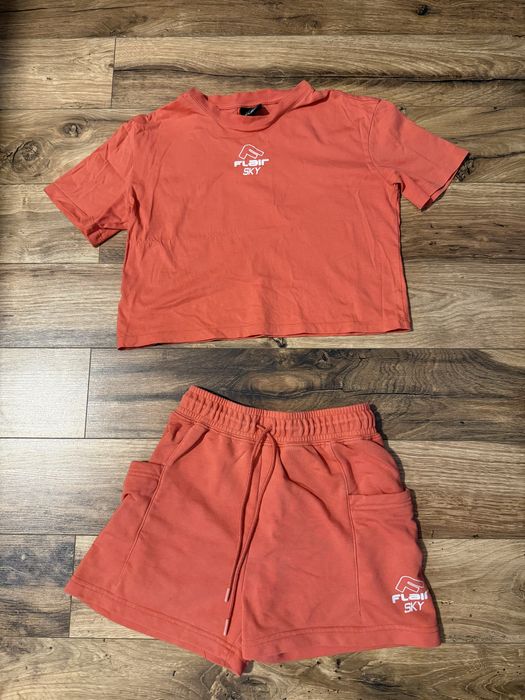 Екип на FLAIR в цвят корал