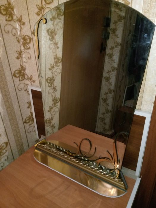 Зеркало на подставке