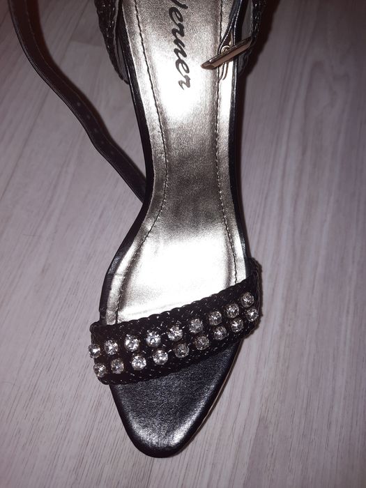 Продам туфли босоножки новые