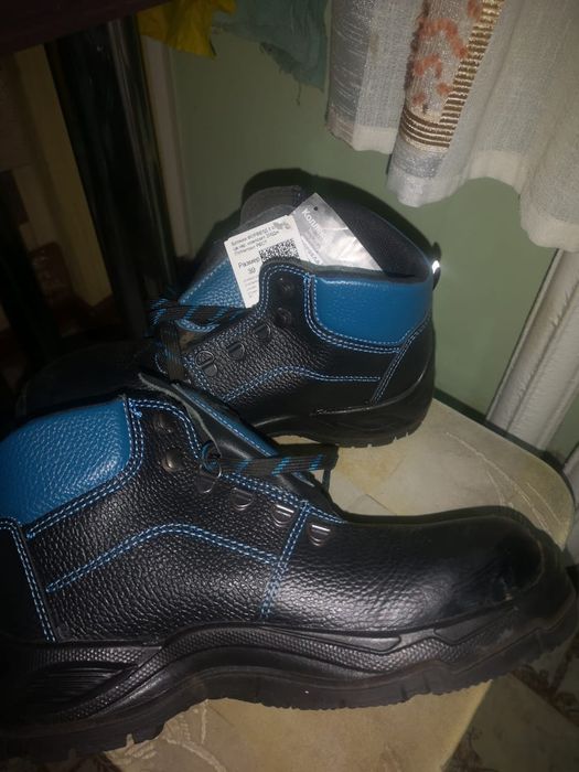 Продам спец обувь новая размер 39