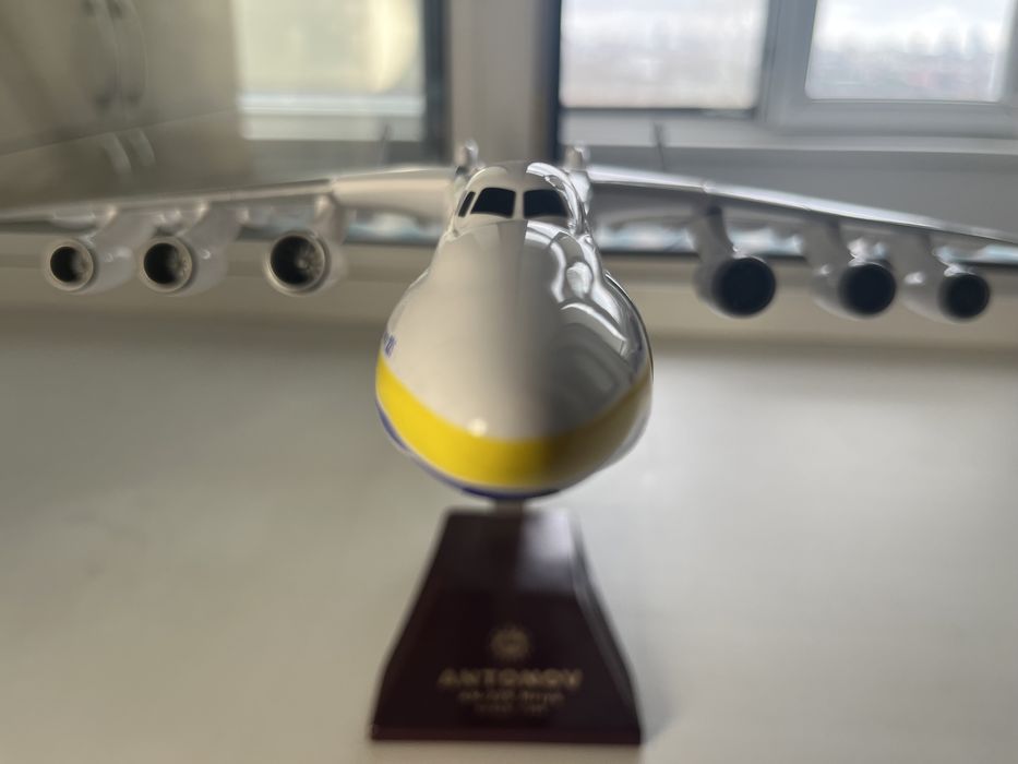 Продам модель самолета Ан 225 1:200