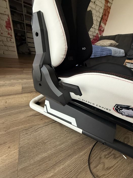 Cockpit Scaun Sim Racing Diablo Chairs xDrive | Compatibil MOZA, Fanatec, Logitech, Thrustmaster