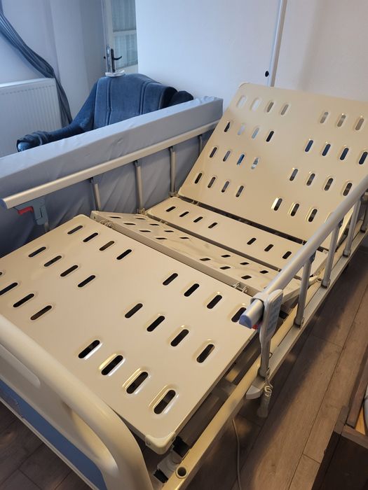 Vând pat de spital rabatabil profesional medical electric , însoțit de
