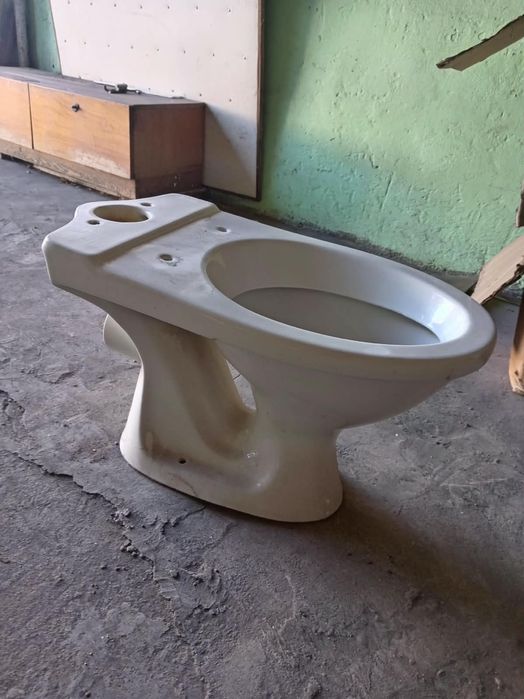 Унитаз . Бачок есть