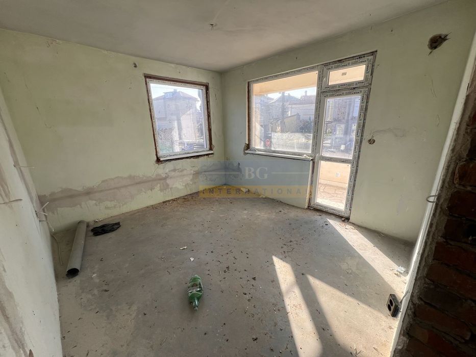 Къща с двор 760 кв.м_лице на 3 улици