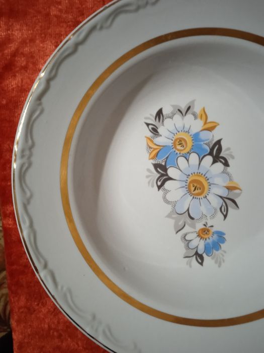 Тарелки мелкие и глубокие, большие и маленькие, салатницы Новые