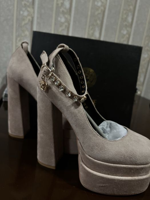 Туфли версачи бежевые, замшвые в хорошем качестве