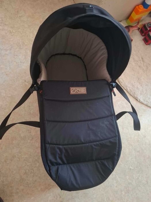 Продавам Порт Бебе за количка Mountain Buggy със Сваляща се качулка, Черен.
