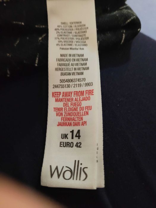 Wallis, UK,  fusta noua.