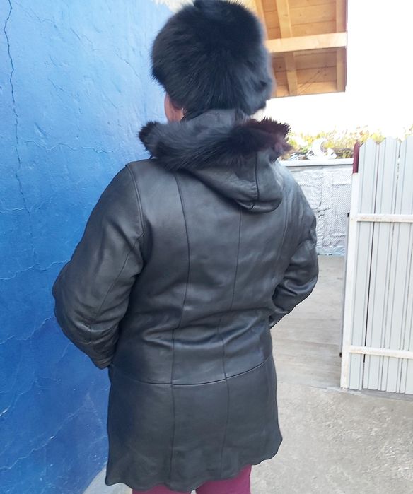 Haina de piele   și caciula de vulpe neagra