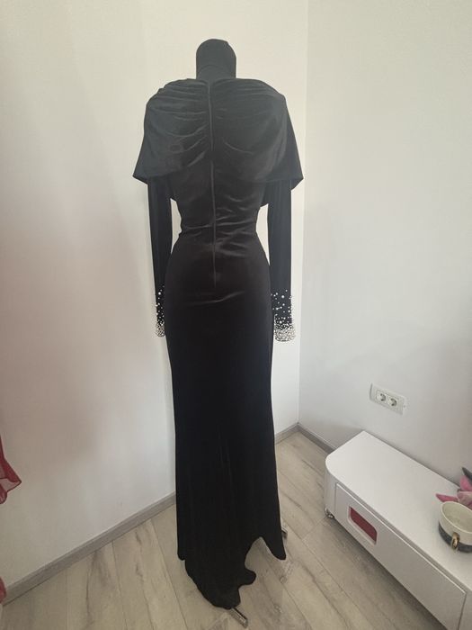 Rochie lungă din catifea neagră, detalii cu perle