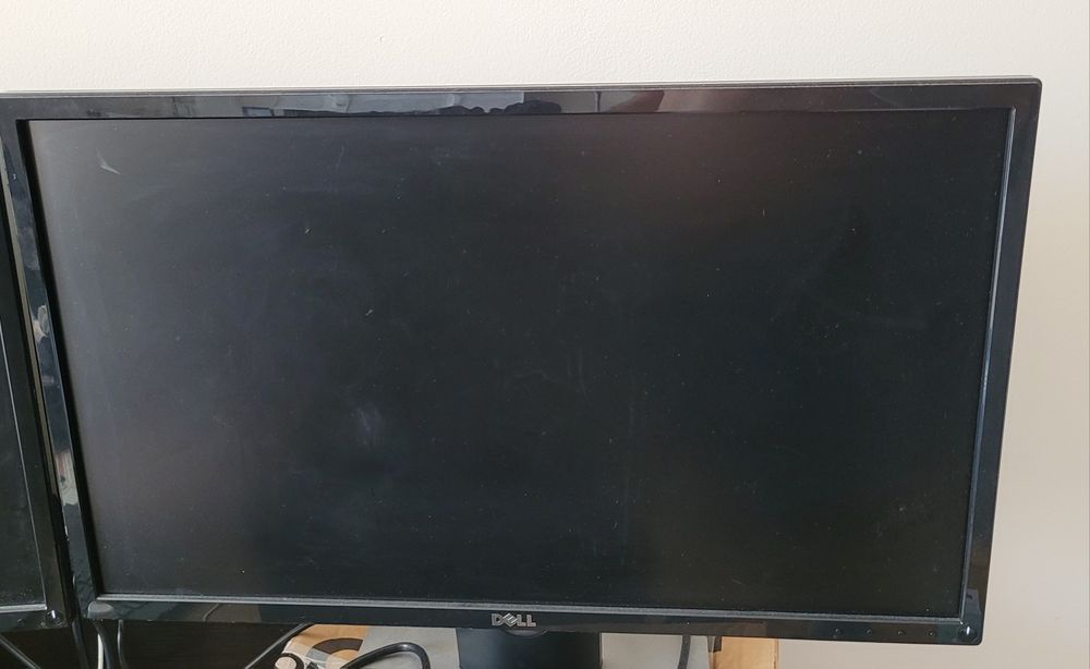 Продавам монитор dell SE2416H