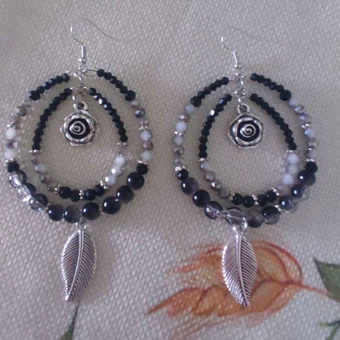 Cercei handmade în stil boho, cu mărgele și pandantive argintii
