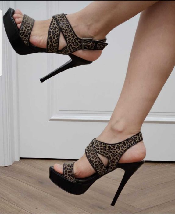 Женские босоножки