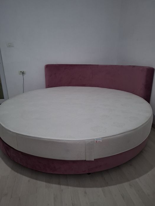 Pat rotund, diametru:200cm, tapițat cu catifea roz