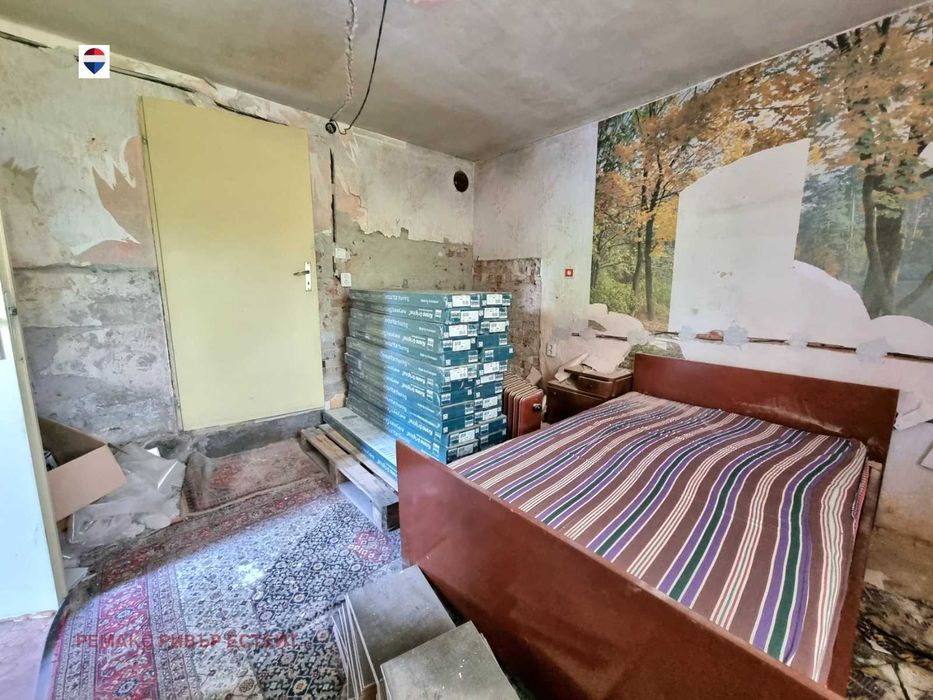Къща с двор за продажба в с. Божичен