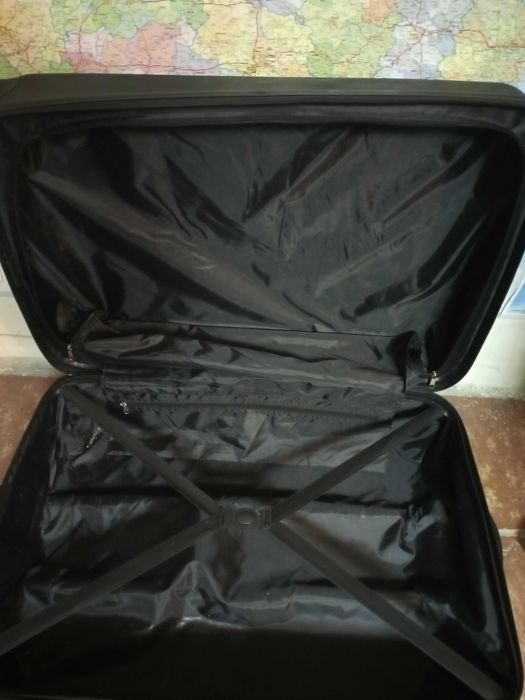 Куфар голям твърд с дръжка на колела