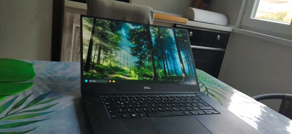 Лаптоп Dell XPS 15 9570 OLED ; i5-8300H 2.30 GHz , 16 GB RAM , GTX 1050