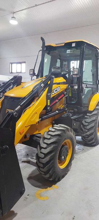 В наличии экскаватор-погрузчик JCB 3СX PLUS.