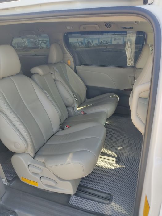 Тойота Сиенна XLE 2013