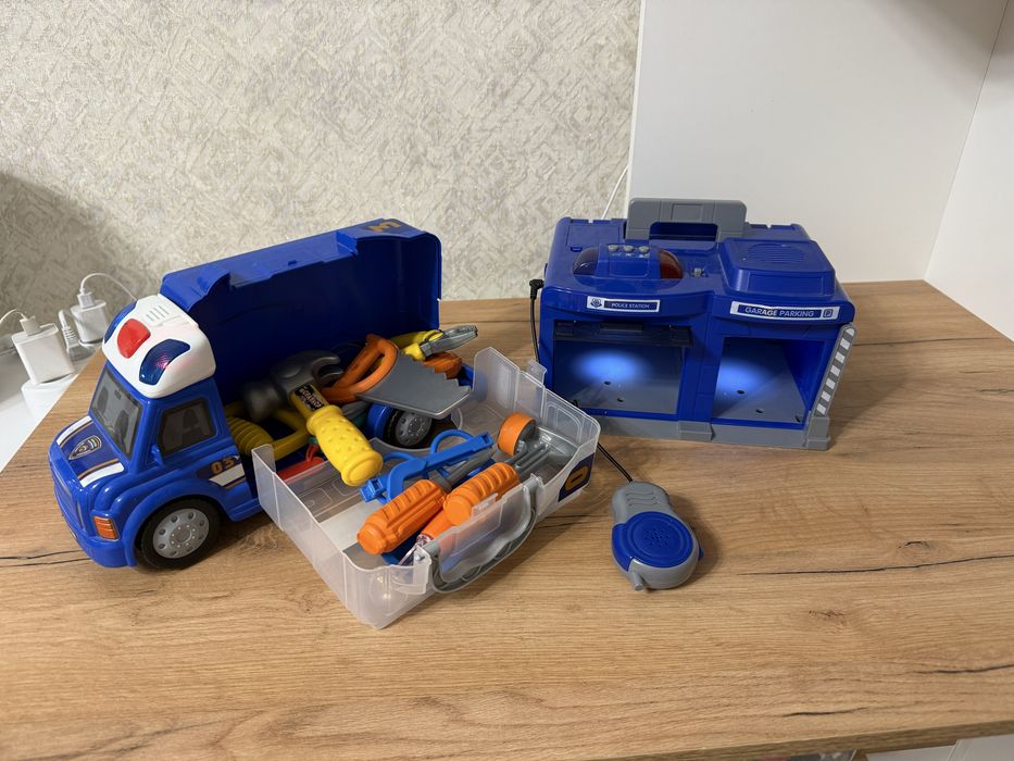 Игрушечная машина с инструментами и гараж