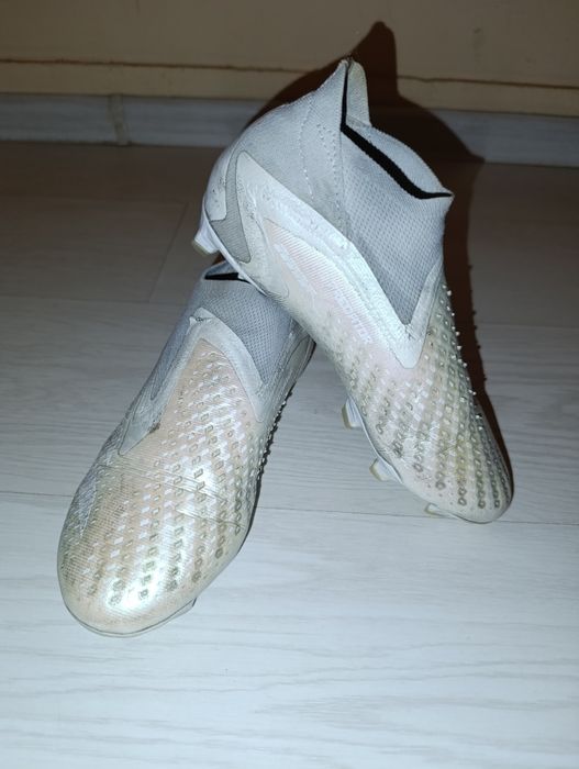 Детски футболни бутонки