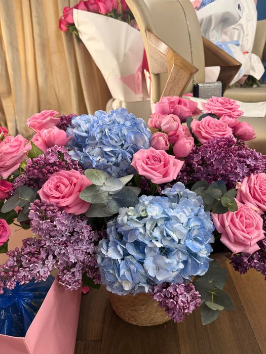 Цветы гортензия  роза с корзиной свежий
