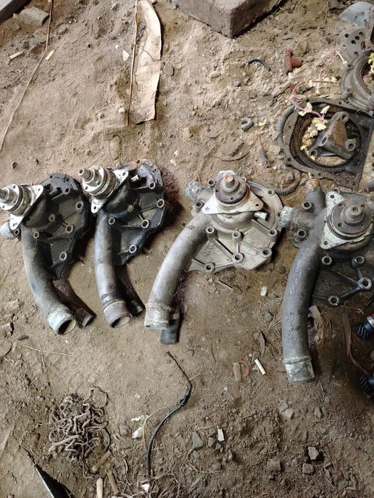 Помпа МЕРС. 102 двиг.