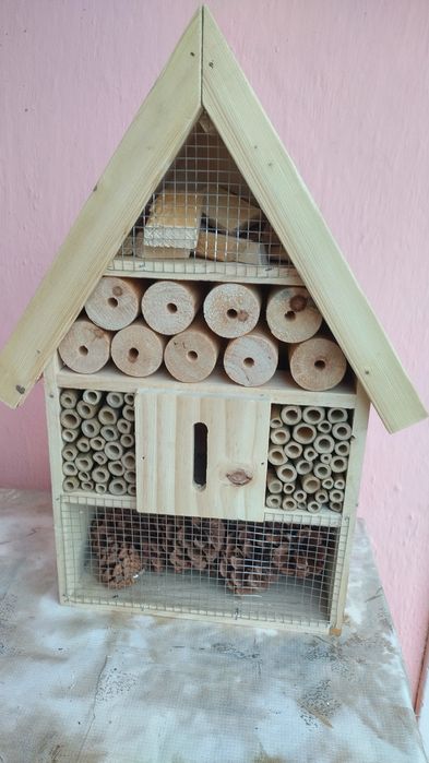 Хотел за насекоми и дървен жираф