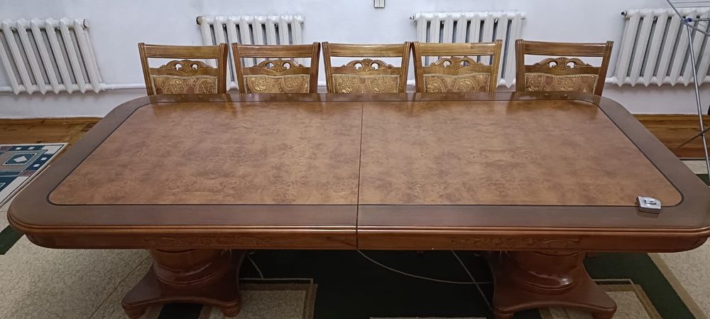 Стол для гостинной