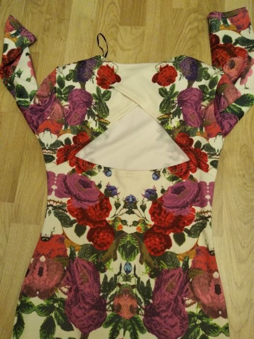 Платье с вырезом на спине