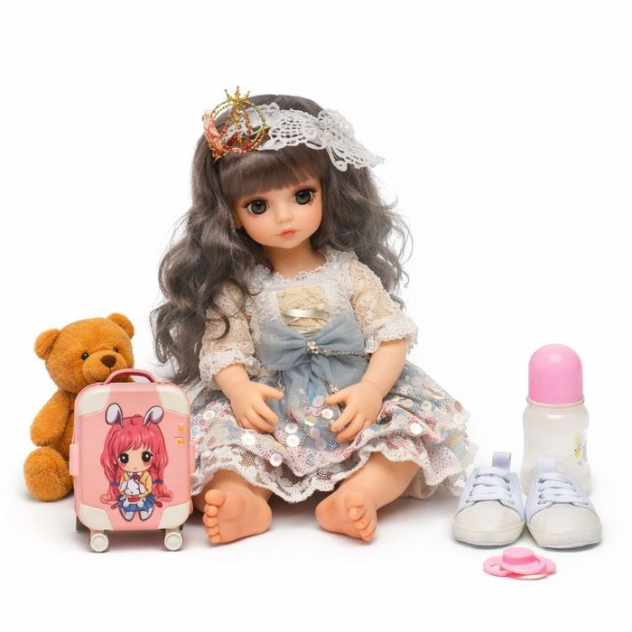 Yumshoq sochli, chiroyli libosli qizaloq qo‘g‘irchoq