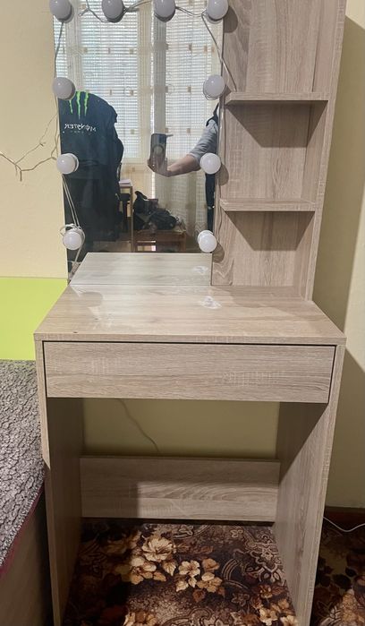 Тоалетка с огледало и лампички. Височина до плота 75 см/ цяла височина 143 см/ ширина 60 см/ дълбочина 40 см