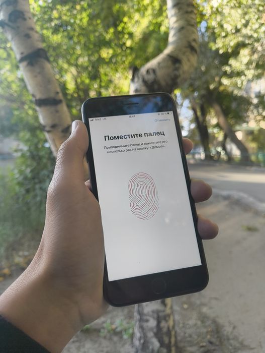 Продам Айфон 8  plus