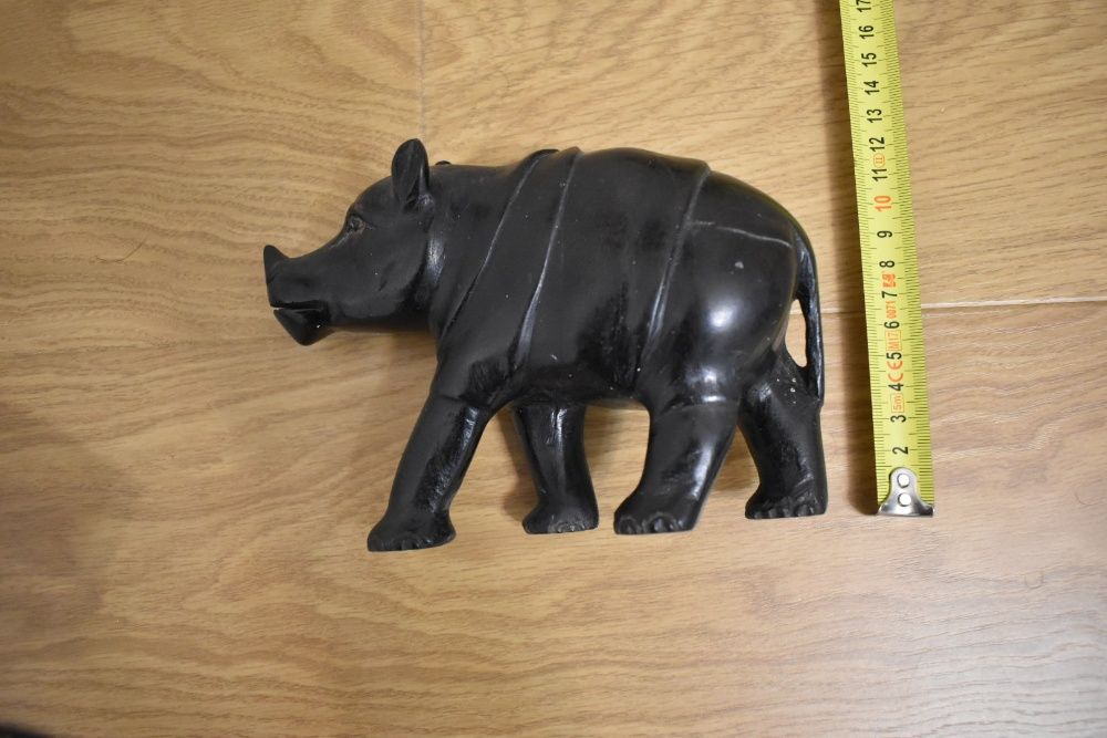 Statuete animale din lemn