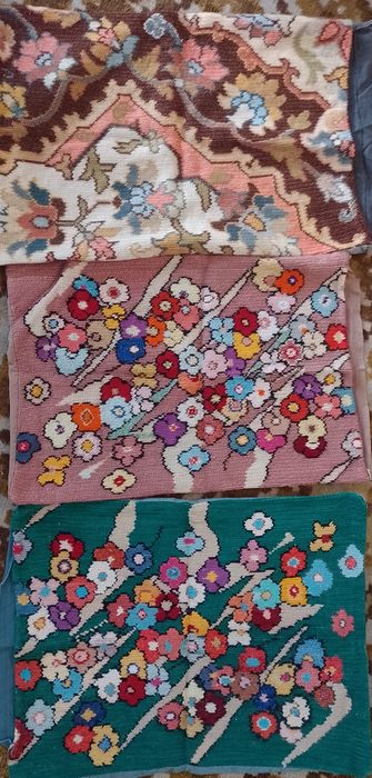 Три ръчно бродирани калъфки за възглавници.