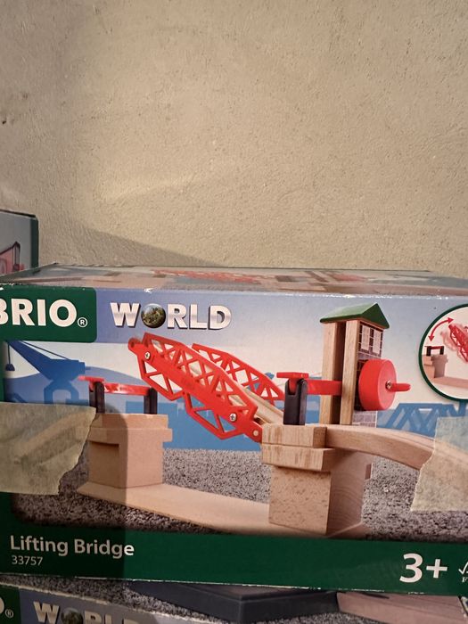 Vând seturi de jucării Brio la prețuri foarte avantajoase