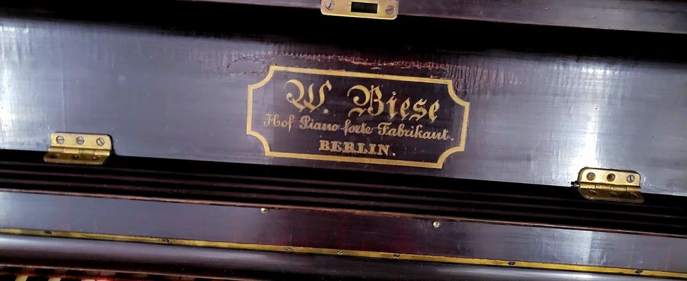 Vând pianina antika perfect acordata