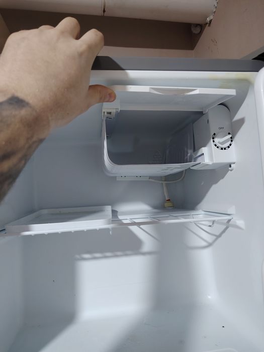 Продавам хладилен мини бар модел Tesla