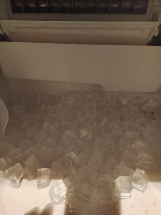 Готовый лёд на стакане