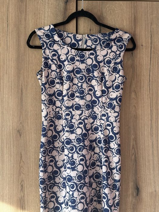 Rochie scurta simplă.