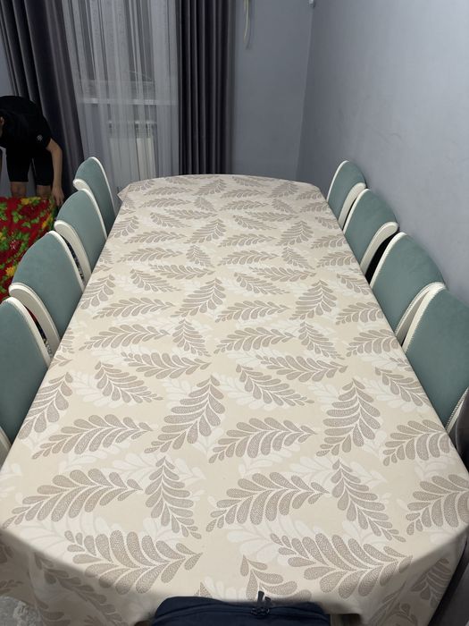 Стол со 12 стульями