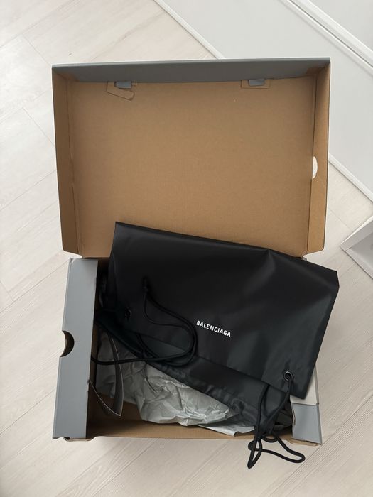 Продам обувь “balenciaga white runner graffiti”