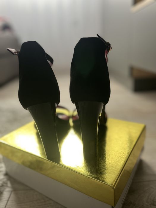 Дамски обувки с ефектен ток