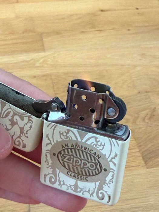 Brichetă originală Zippo 216 An American Classic Cream (Made in USA)