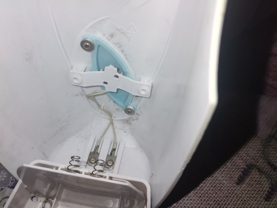 Подарявам автоматичен ароматизатор за стая.